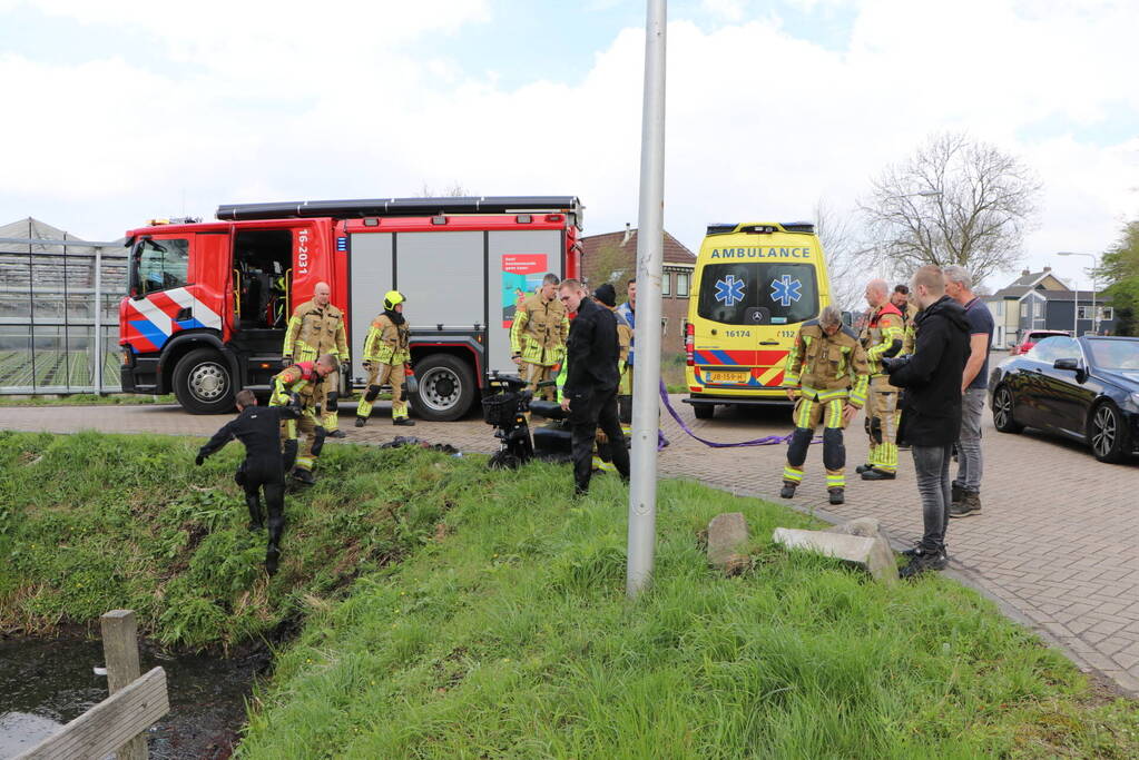 Persoon belandt met scootmobiel in sloot