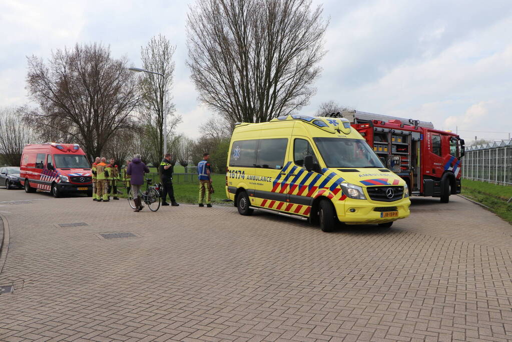 Persoon belandt met scootmobiel in sloot