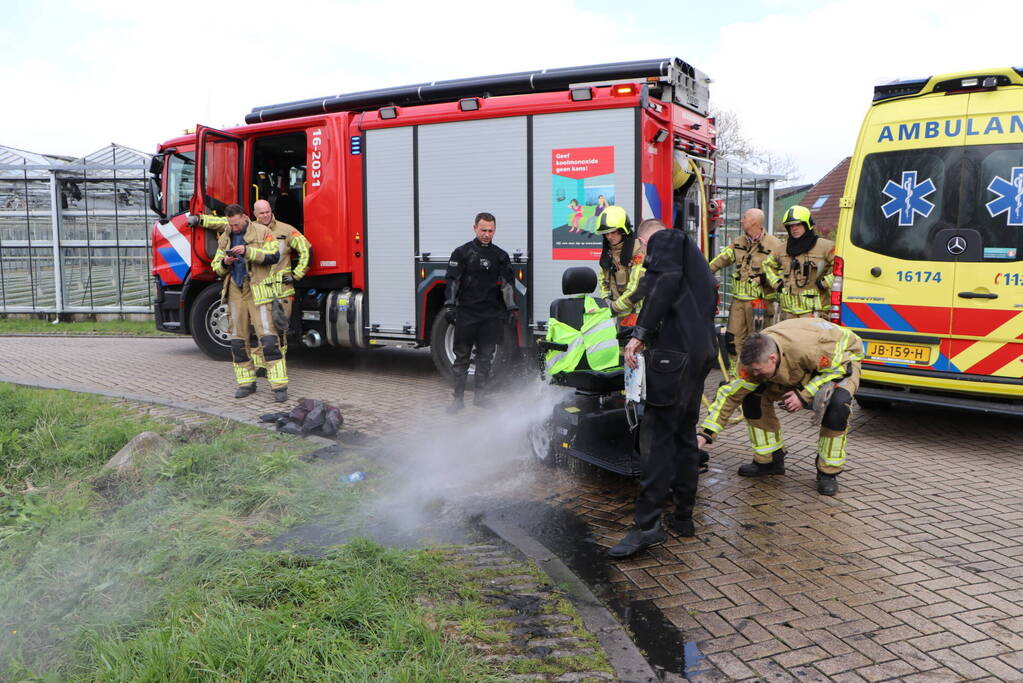 Persoon belandt met scootmobiel in sloot