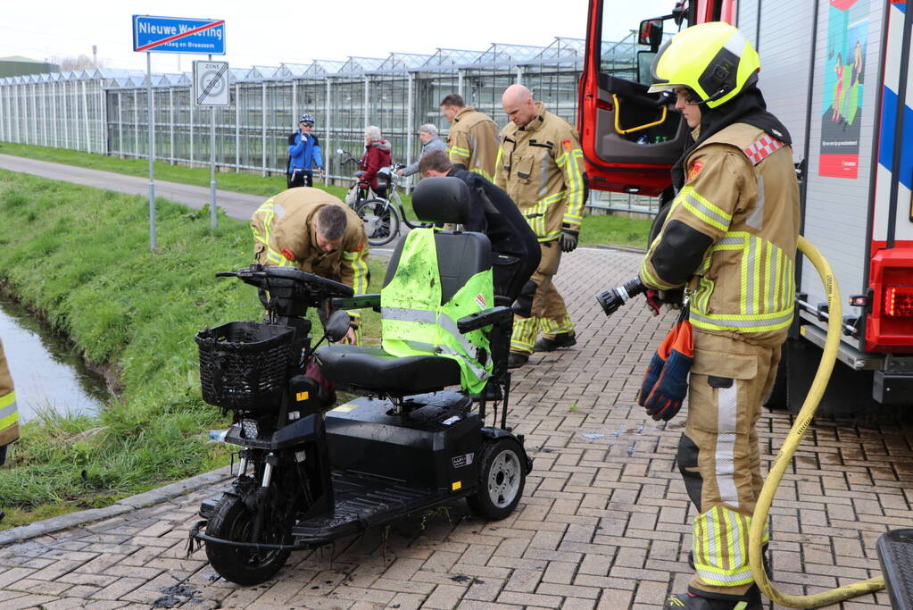 Persoon belandt met scootmobiel in sloot