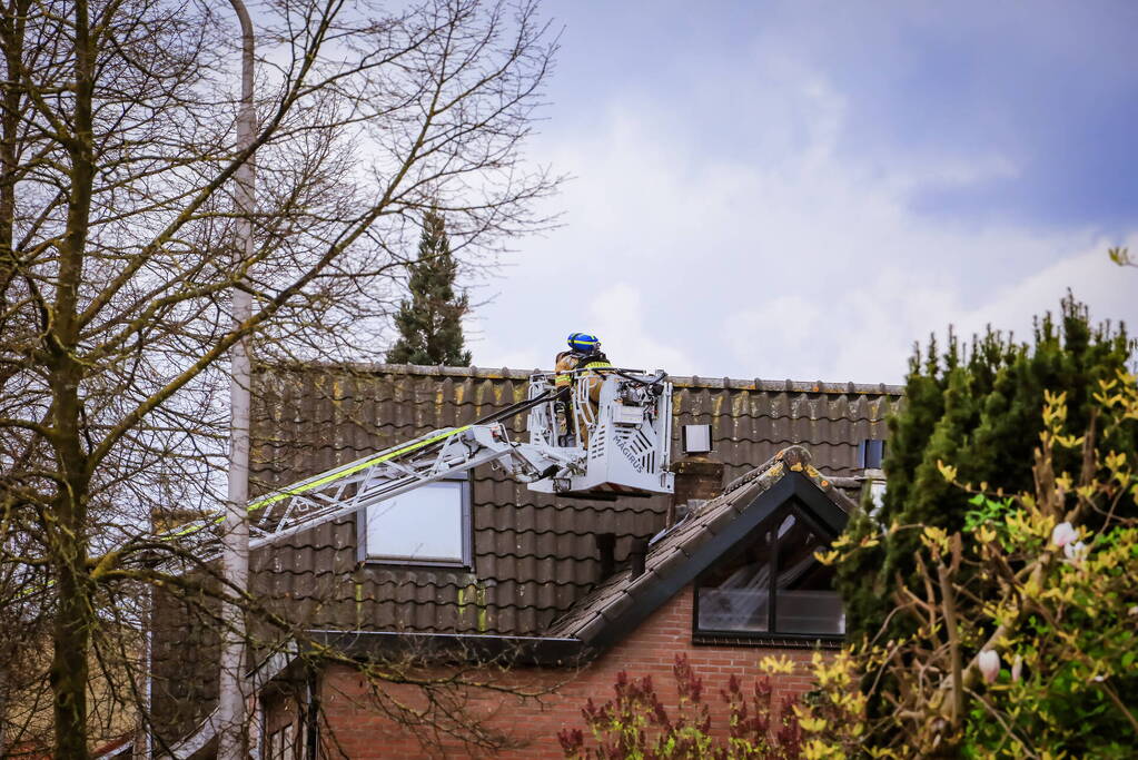 Brandweer inspecteert schoorsteen