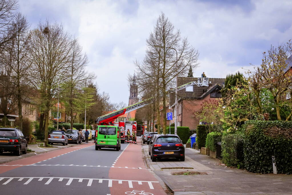 Brandweer inspecteert schoorsteen