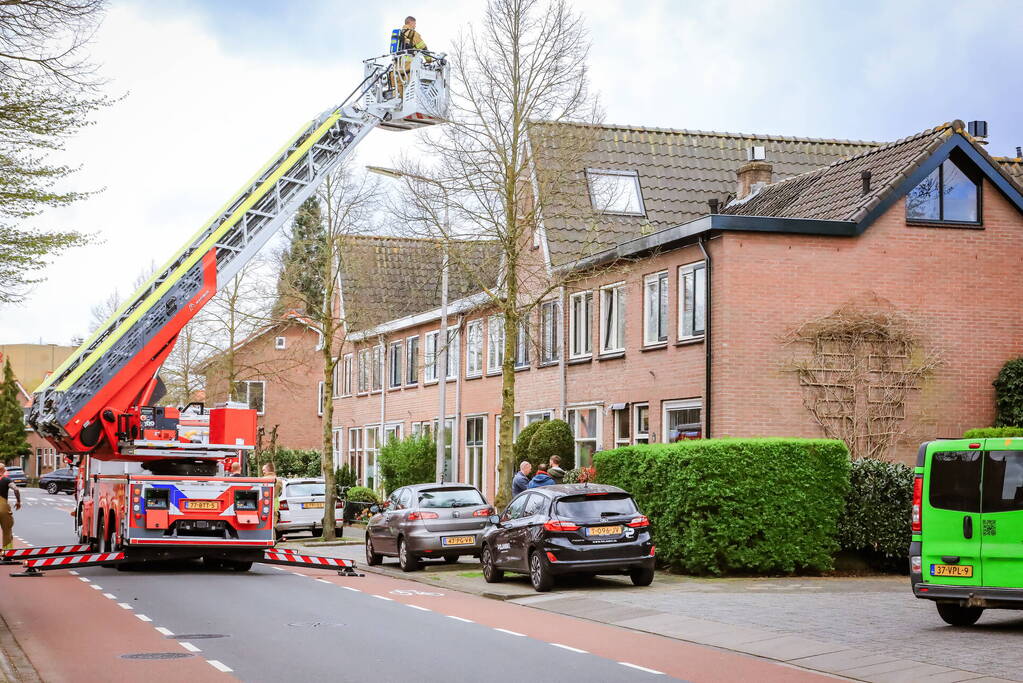 Brandweer inspecteert schoorsteen