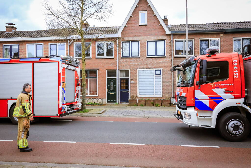 Brandweer inspecteert schoorsteen