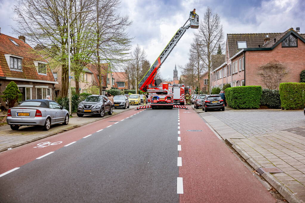 Brandweer inspecteert schoorsteen