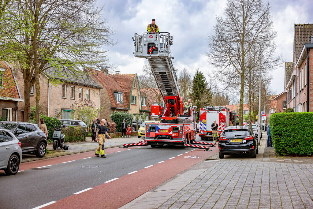 Brandweer inspecteert schoorsteen