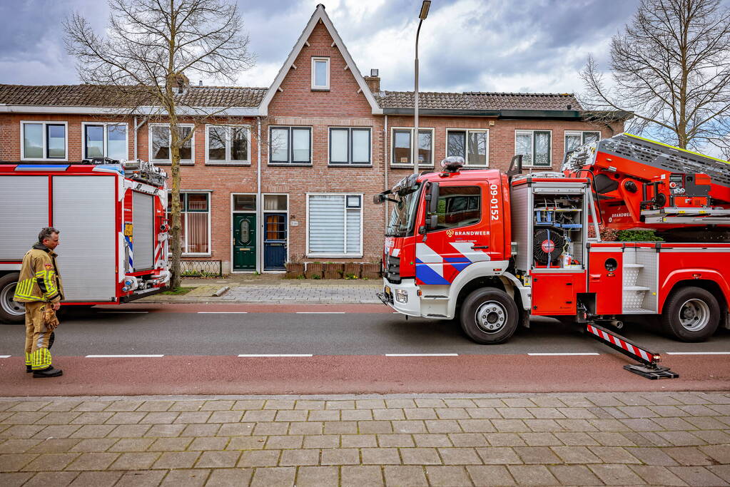 Brandweer inspecteert schoorsteen