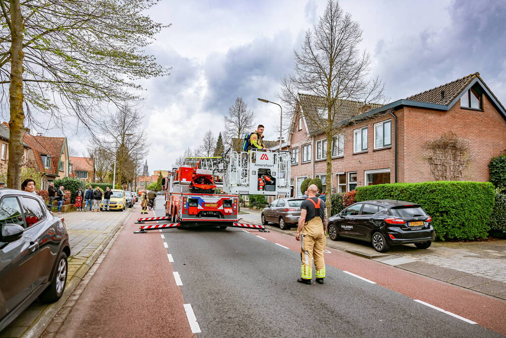 Brandweer inspecteert schoorsteen