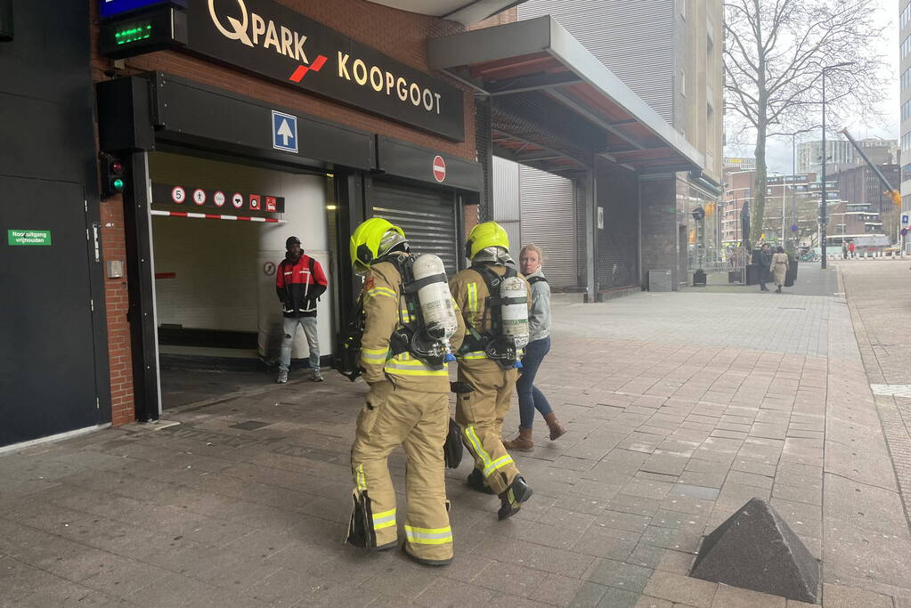 Brandweer ingezet voor lekkende auto in parkeergarage