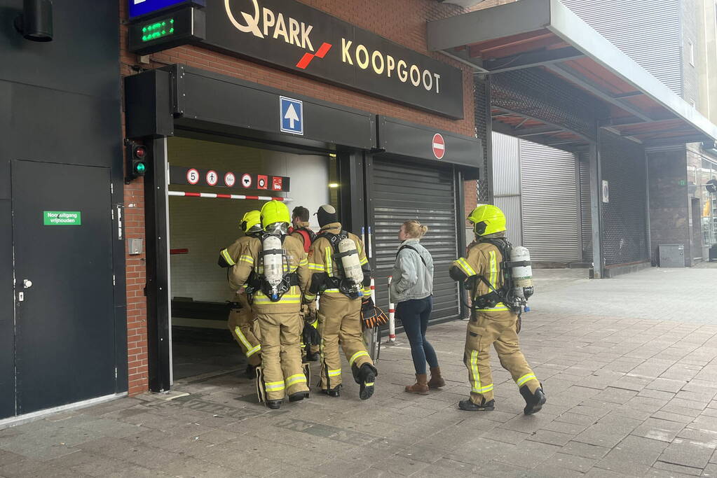 Brandweer ingezet voor lekkende auto in parkeergarage