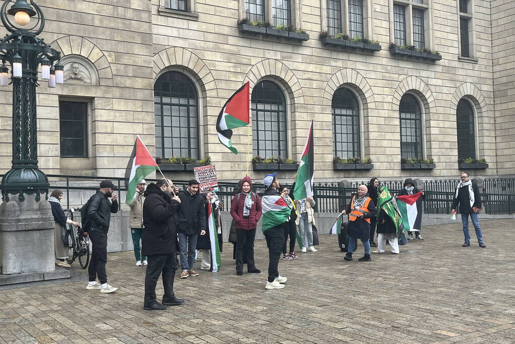 Kleine pro Palestina demonstratie voor stadhuis