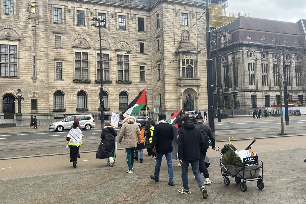 Kleine pro Palestina demonstratie voor stadhuis