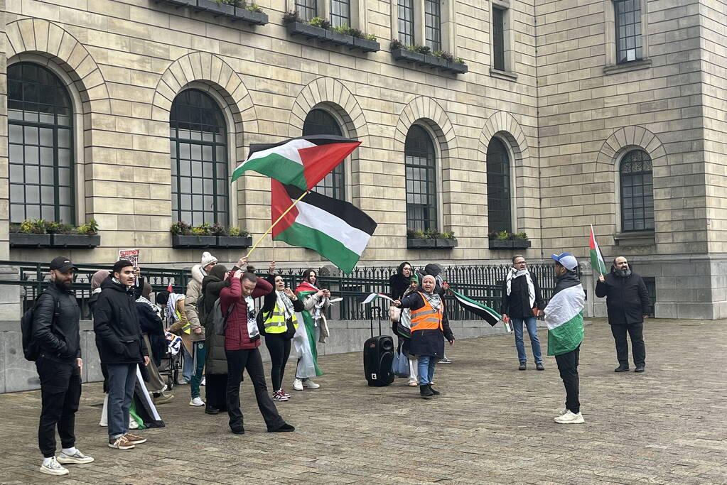 Kleine pro Palestina demonstratie voor stadhuis