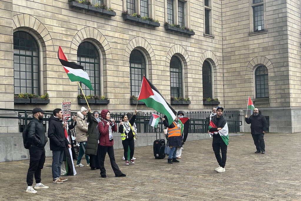 Kleine pro Palestina demonstratie voor stadhuis