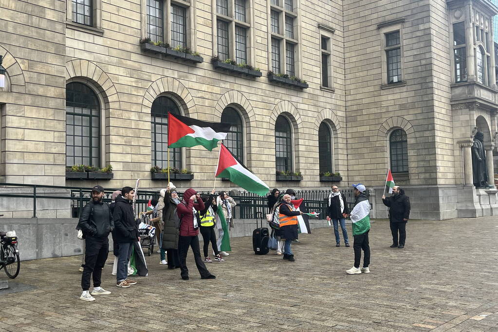 Kleine pro Palestina demonstratie voor stadhuis