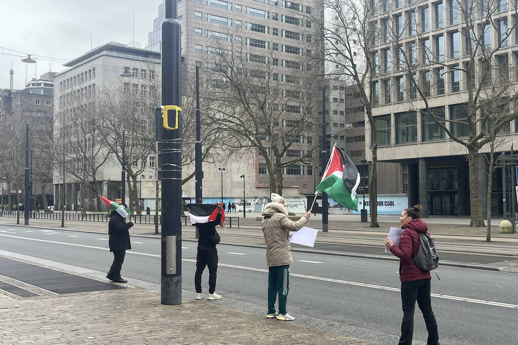 Kleine pro Palestina demonstratie voor stadhuis