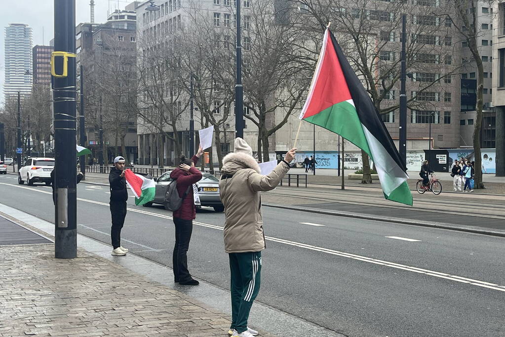 Kleine pro Palestina demonstratie voor stadhuis