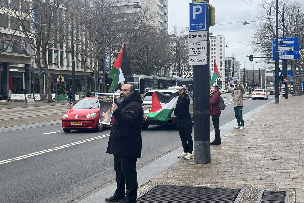 Kleine pro Palestina demonstratie voor stadhuis