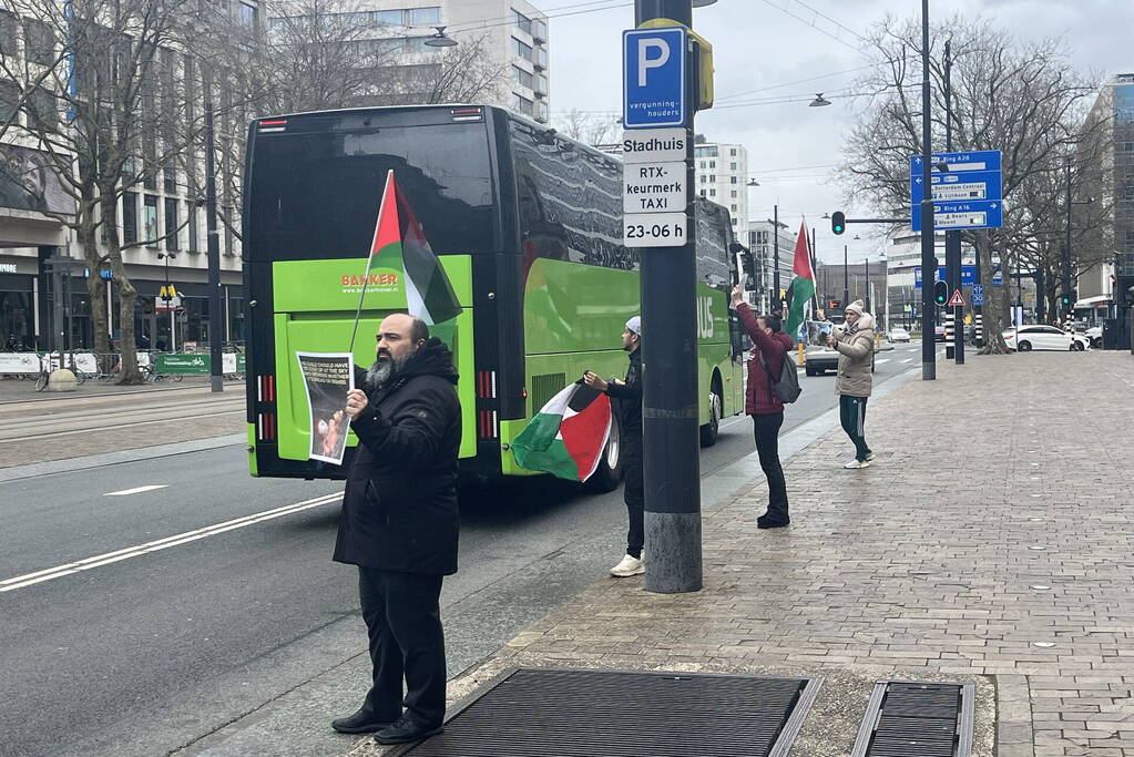 Kleine pro Palestina demonstratie voor stadhuis