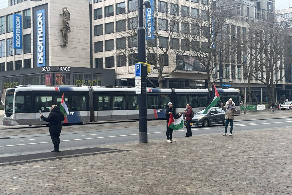 Kleine pro Palestina demonstratie voor stadhuis