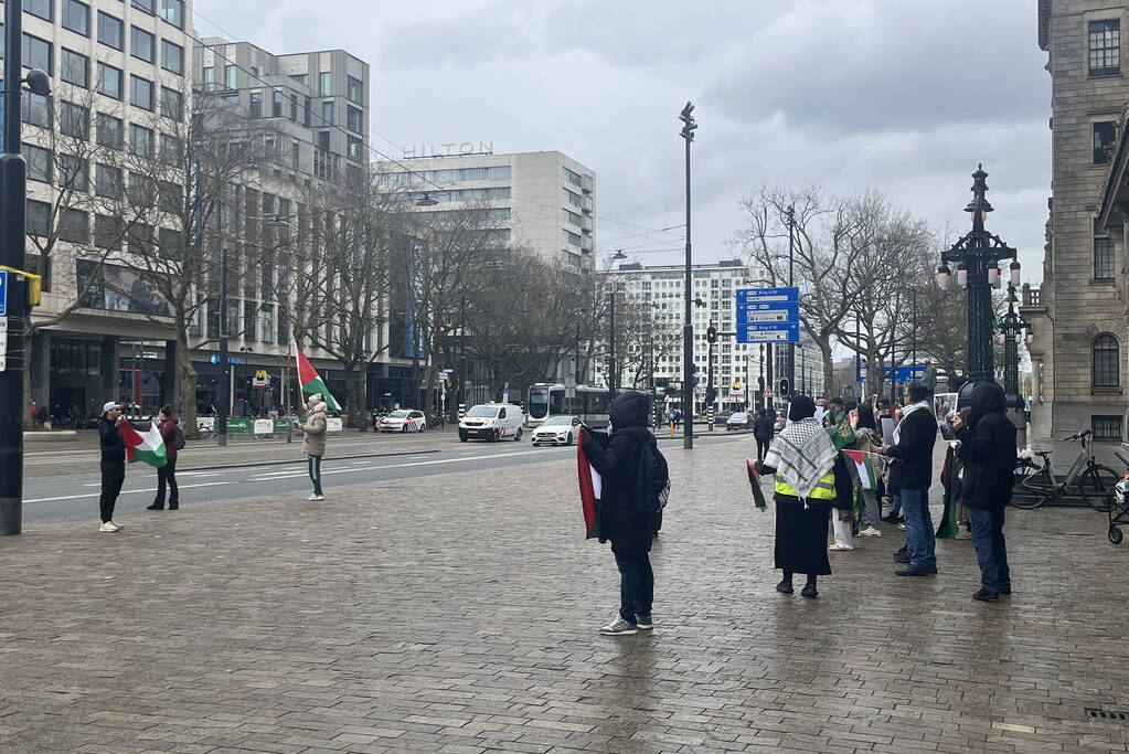 Kleine pro Palestina demonstratie voor stadhuis