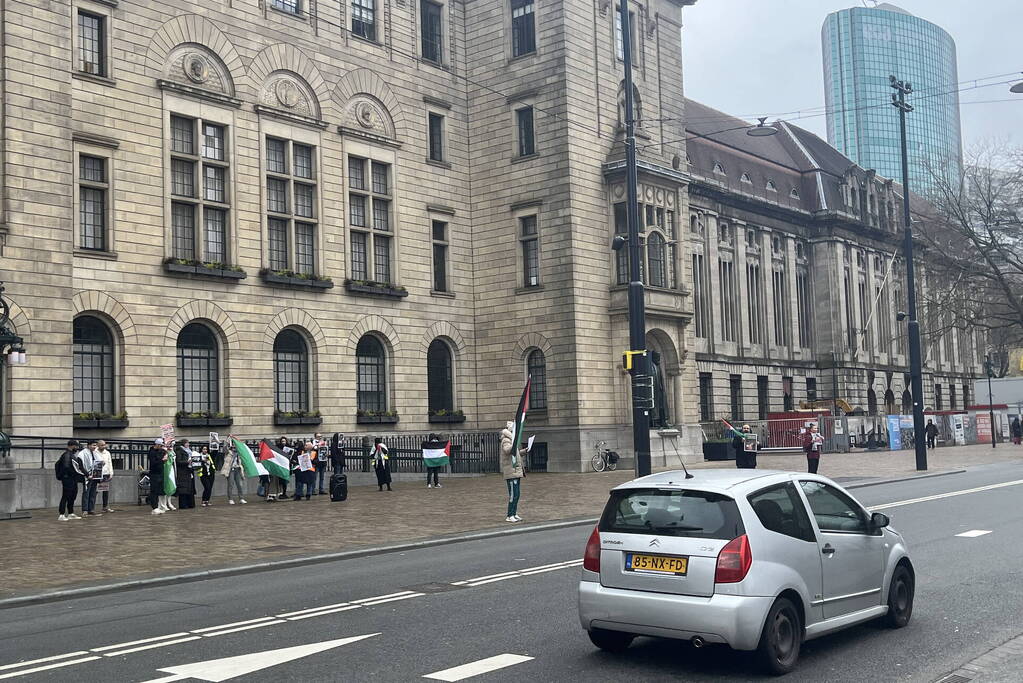 Kleine pro Palestina demonstratie voor stadhuis