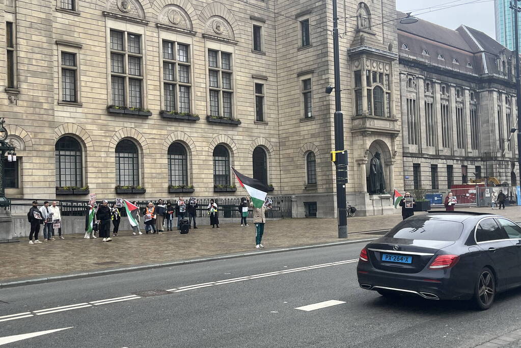 Kleine pro Palestina demonstratie voor stadhuis