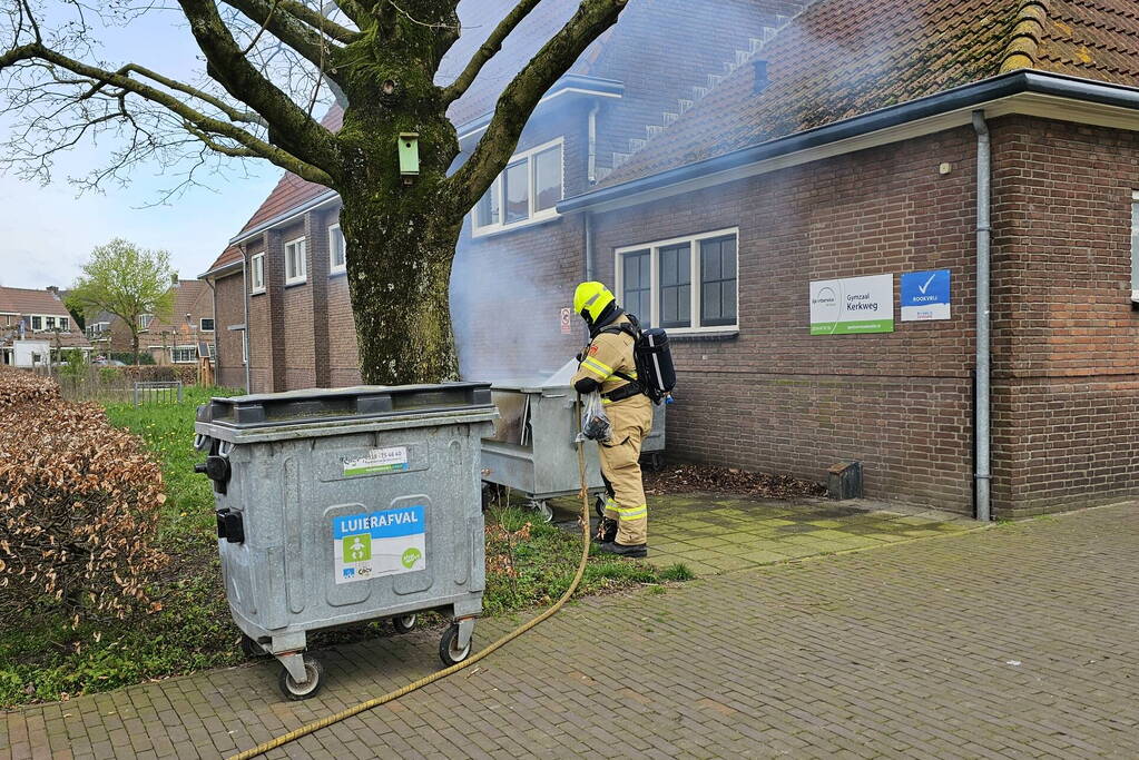 Twee containers in brand naast gymzaal