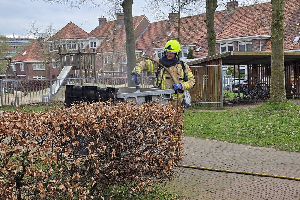 Twee containers in brand naast gymzaal