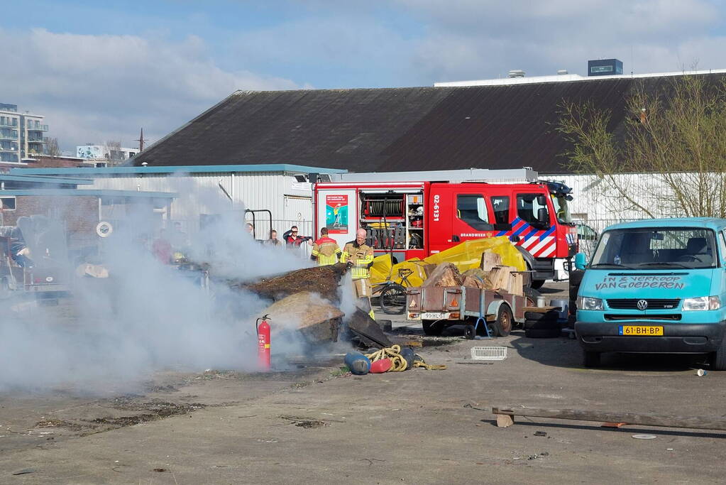 Brandweer ingezet voor brandende stapel hout