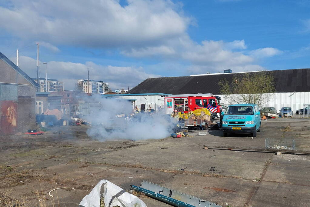 Brandweer ingezet voor brandende stapel hout