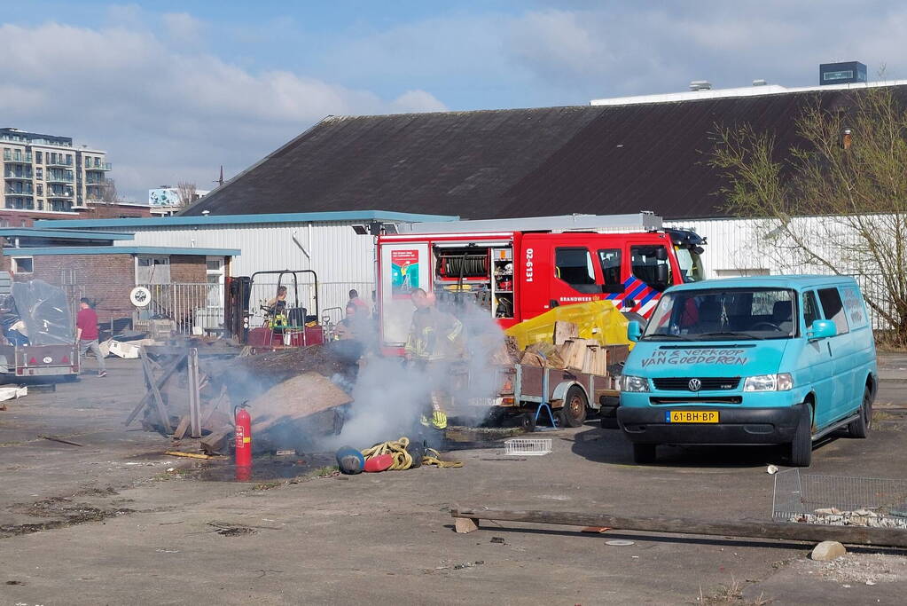 Brandweer ingezet voor brandende stapel hout