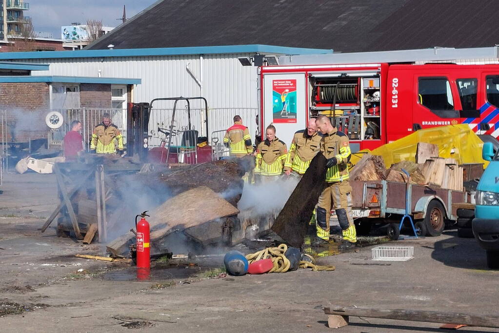 Brandweer ingezet voor brandende stapel hout