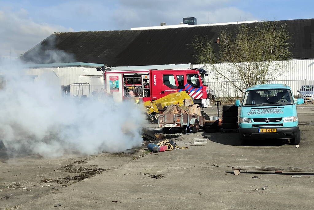 Brandweer ingezet voor brandende stapel hout