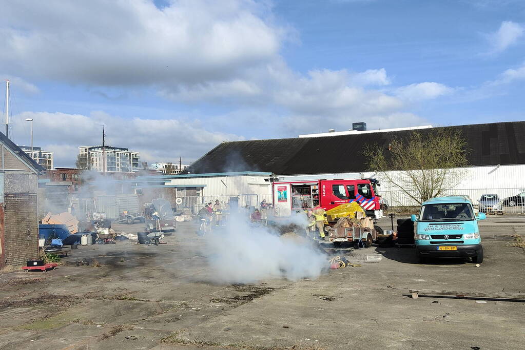 Brandweer ingezet voor brandende stapel hout