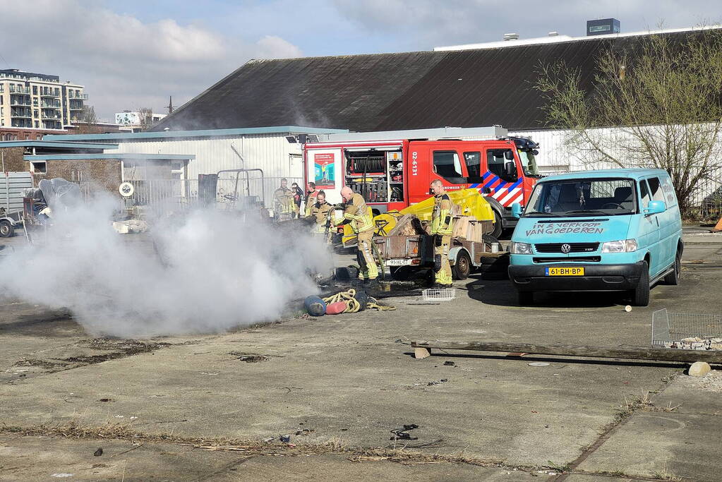 Brandweer ingezet voor brandende stapel hout