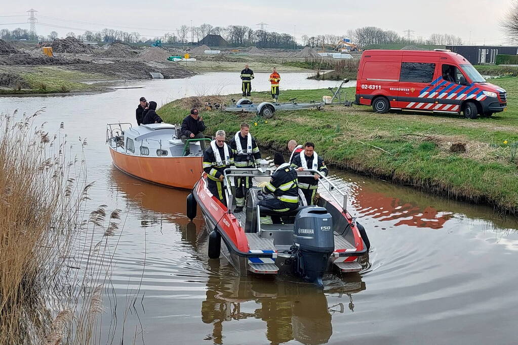 Brandweer schiet vastgelopen plezierboot te hulp