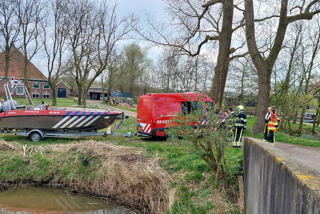 Brandweer schiet vastgelopen plezierboot te hulp