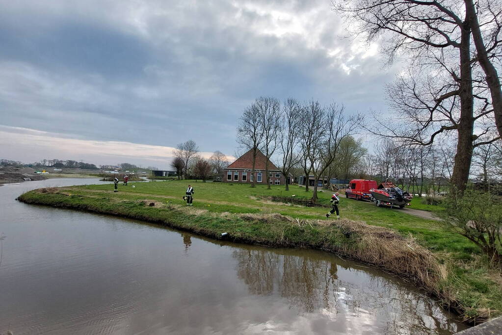 Brandweer schiet vastgelopen plezierboot te hulp