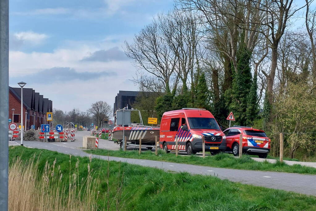 Brandweer schiet vastgelopen plezierboot te hulp