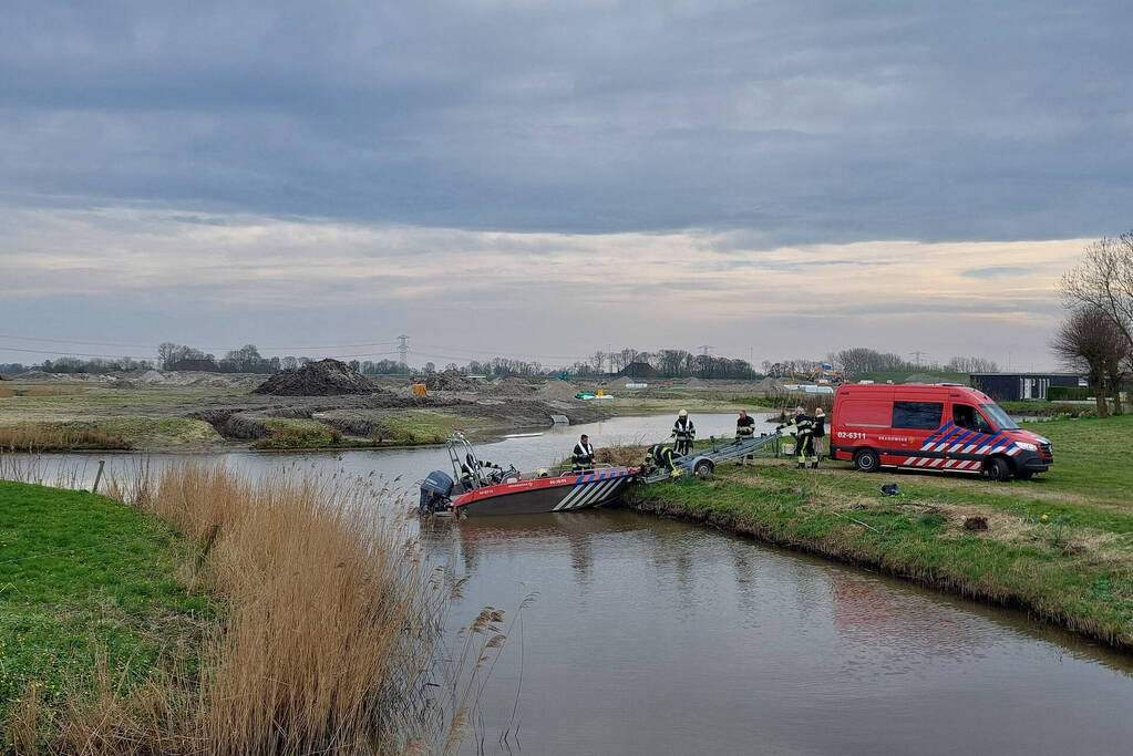 Brandweer schiet vastgelopen plezierboot te hulp