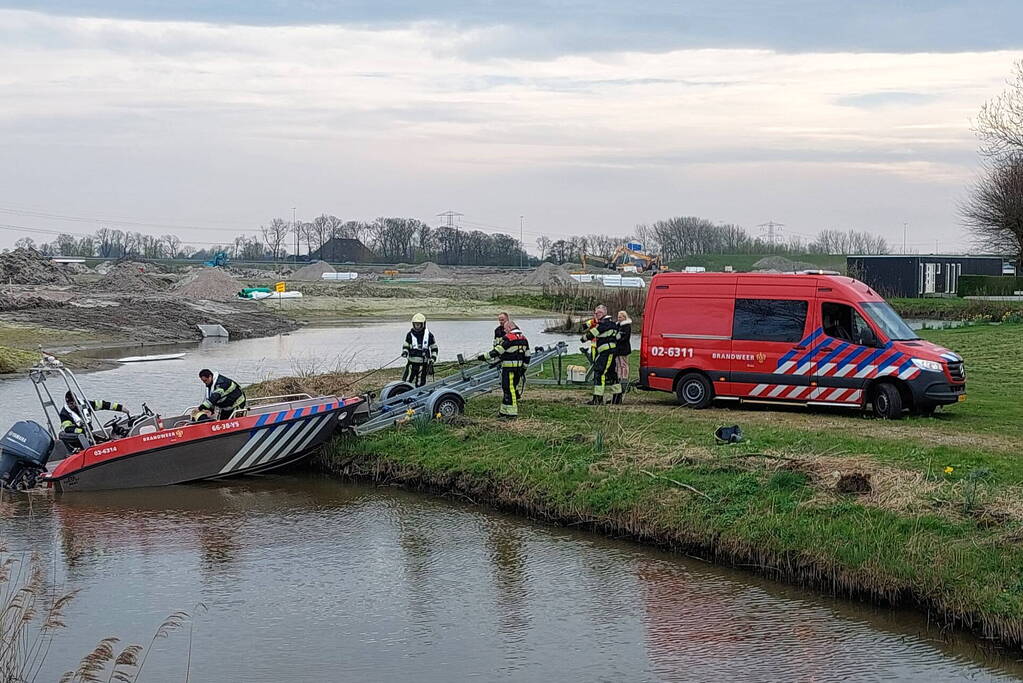 Brandweer schiet vastgelopen plezierboot te hulp