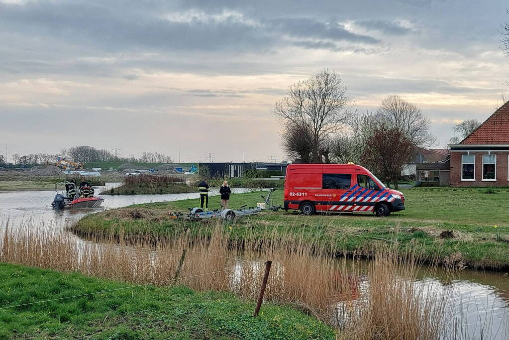 Brandweer schiet vastgelopen plezierboot te hulp