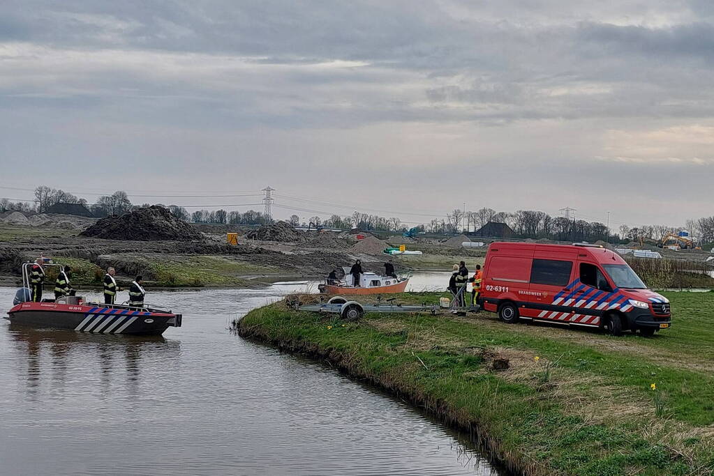 Brandweer schiet vastgelopen plezierboot te hulp