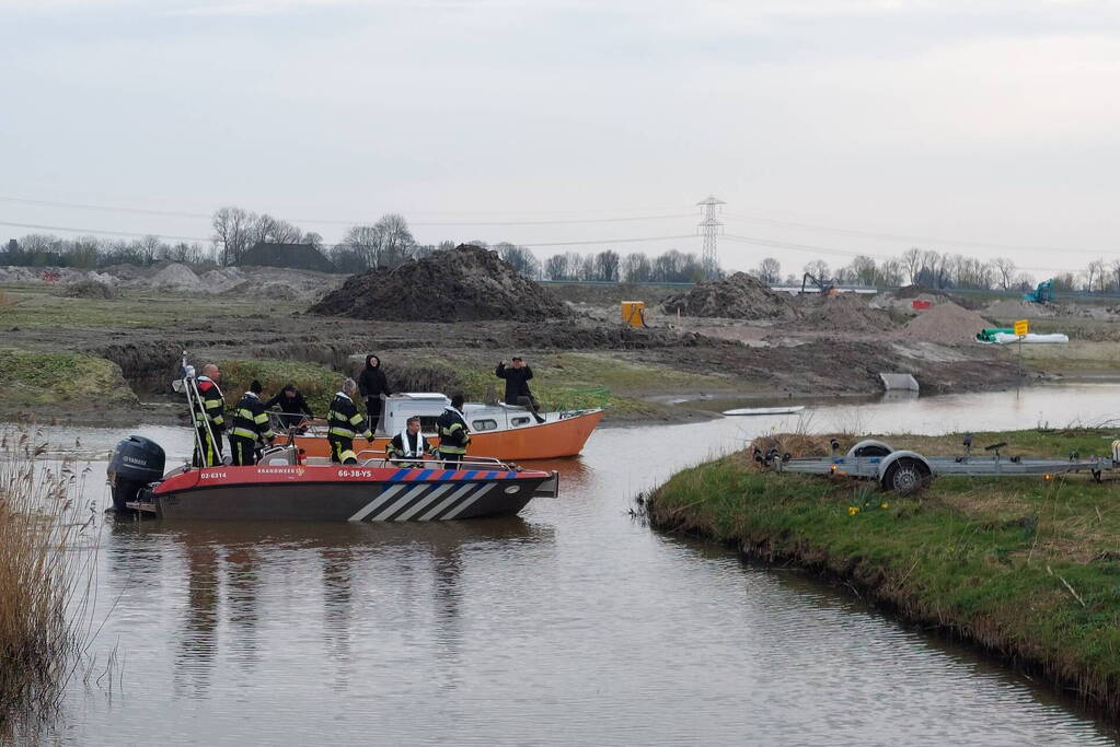 Brandweer schiet vastgelopen plezierboot te hulp