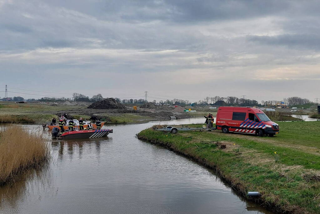 Brandweer schiet vastgelopen plezierboot te hulp