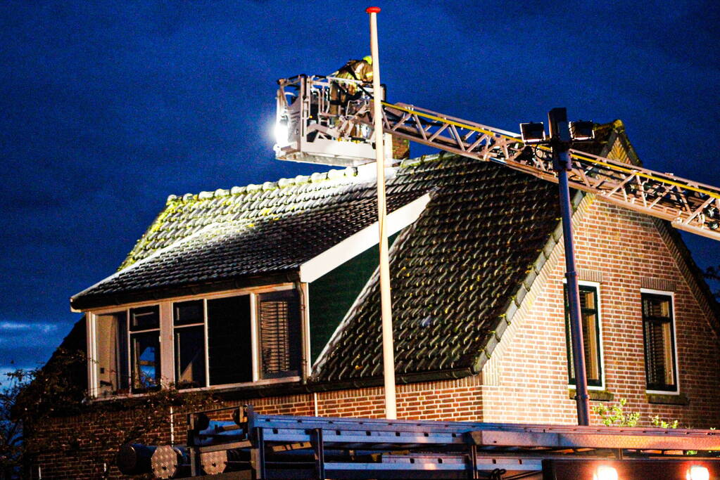 Brandweer veegt schoorsteen na brand