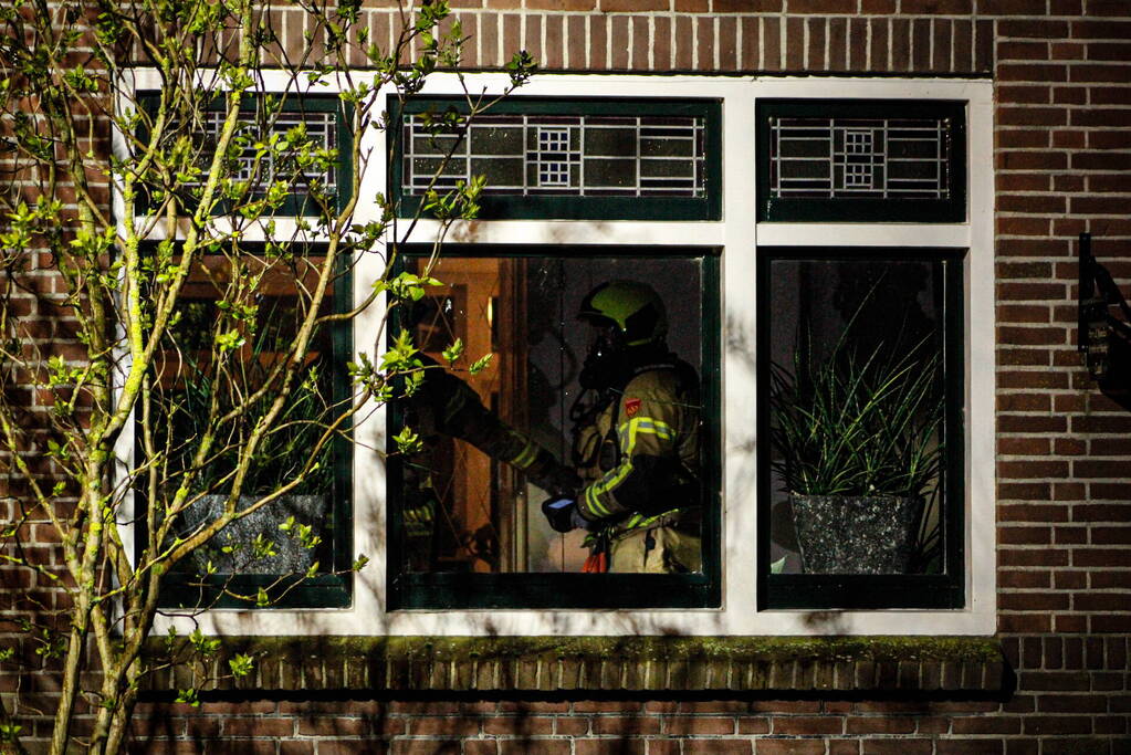 Brandweer veegt schoorsteen na brand