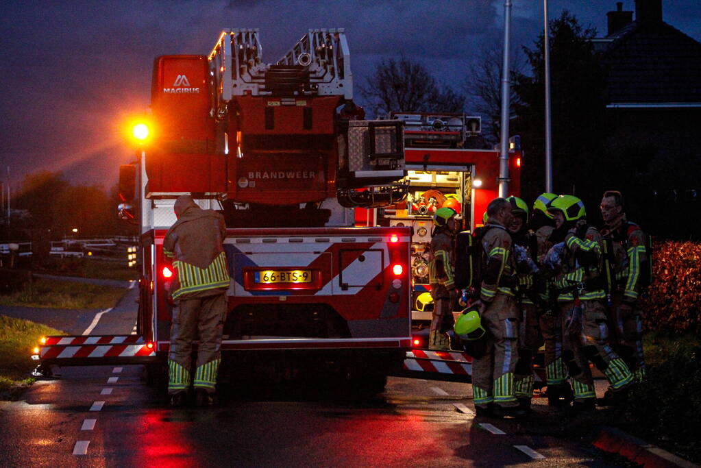 Brandweer veegt schoorsteen na brand