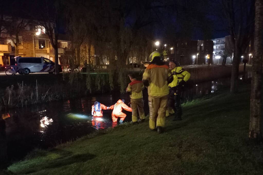 Brandweer zoekt in water naar mogelijk te water geraakt persoon